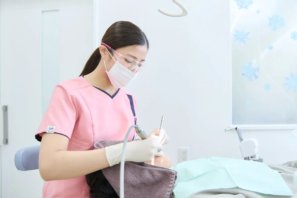 表面麻酔を用いた施術の様子